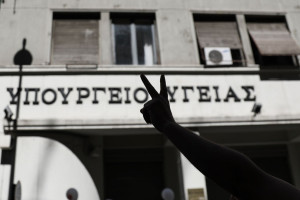 ΟΕΝΓΕ κατά Γεωργιάδη: «Υπουργός ντίλερ που διαφημίζει τις μπίζνες του δημόσιου νοσοκομείου-επιχείρηση»