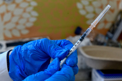 Κορονοϊός: Πόσο ασφαλές είναι να κάνουμε το ενισχυμενο εμβόλιο μετά από την τέταρτη δόση