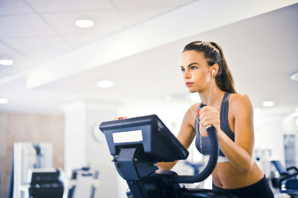 Οι γυναίκες αποκομίζουν περισσότερα οφέλη για την υγεία τους από τη γυμναστική σε σύγκριση με τους άνδρες