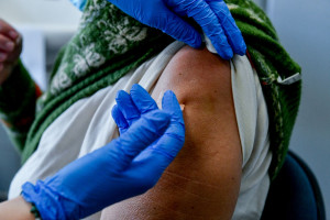 Το νέο σποτ για τον εμβολιασμό κατά της Covid-19: «Αν είστε άνω των 60 μην το αμελείτε»