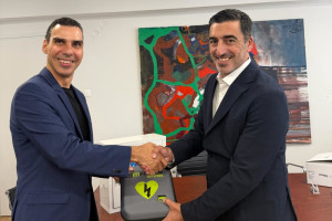 Δέκα αυτόματους εξωτερικούς απινιδωτές παρέδωσε η Stoiximan στο Υπουργείο Υγείας