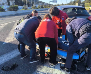 Πρώτες βοήθειες σε τραυματία τροχαίου στον Περιφερειακό Υμηττού από τον ΕΕΣ