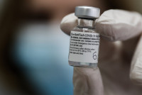 Συνεργασία «γιγάντων»: Pfizer και Sanofi συνεργάζονται για αύξηση της παραγωγής εμβολίων κατά του κορονοϊού
