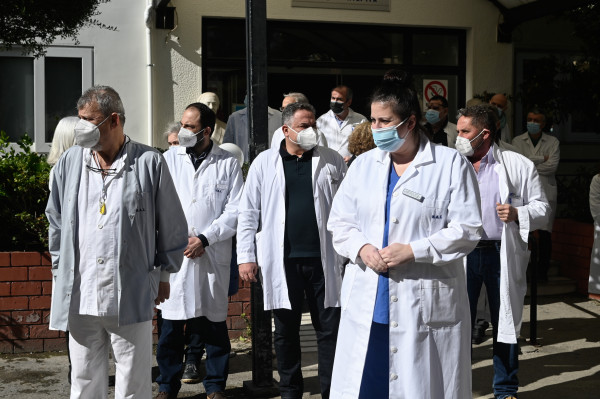 Τραγωδία στην Πύλο: Συγκέντρωση συμπαράστασης των γιατρών στα προαύλια των νοσοκομείων