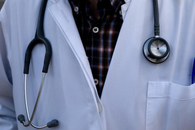 ΕΛΕΑΝΑ: Έντονη δυσαρέσκεια για το τέλος της συνταγογράφησης για τους ανασφάλιστους από ιδιώτες γιατρούς