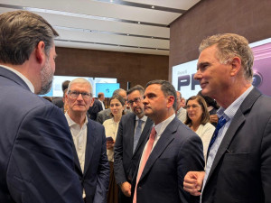 Νίκος Παπανδρέου και Τιμ Κουκ συνομίλησαν για την ψυχική υγεία και την ασφάλεια των ανηλίκων