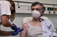 Εμβολιάστηκε ο Σ.Τσιόδρας: «Δεν ήρθε ακόμα το τέλος της πανδημίας, πρέπει να είμαστε προσεκτικοί»