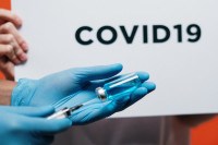 Εμβόλια COVID: Πότε αναμένονται οι πρώτες εγκρίσεις από Ευρώπη και ΗΠΑ