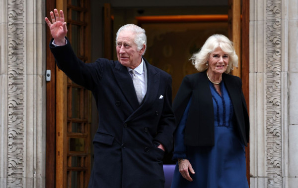 «Ο βασιλιάς έχει καρκίνο»: Συγκλονισμένη η βρετανική κοινωνία από την περιπέτεια του Κάρολου