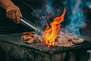 Όταν το πασχαλινό ψήσιμο στα κάρβουνα συνιστά κίνδυνο για τα μάτια