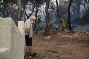 Ισχυρή δύναμη του ΕΚΑΒ επιχειρεί στο πύρινο μέτωπο της Κερατέας
