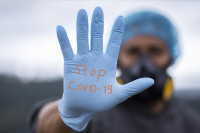 ΗΠΑ: Περισσότεροι θάνατοι COVID επί Όμικρον από ότι στο μεγαλύτερο διάστημα της πανδημίας (stats)