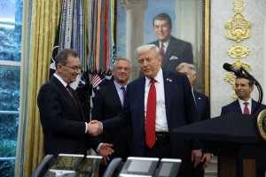 Συμφωνία Τραμπ – Μπουρλά για την πώληση φαρμάκων στο Medicaid των ΗΠΑ σε τιμές... Ευρώπης