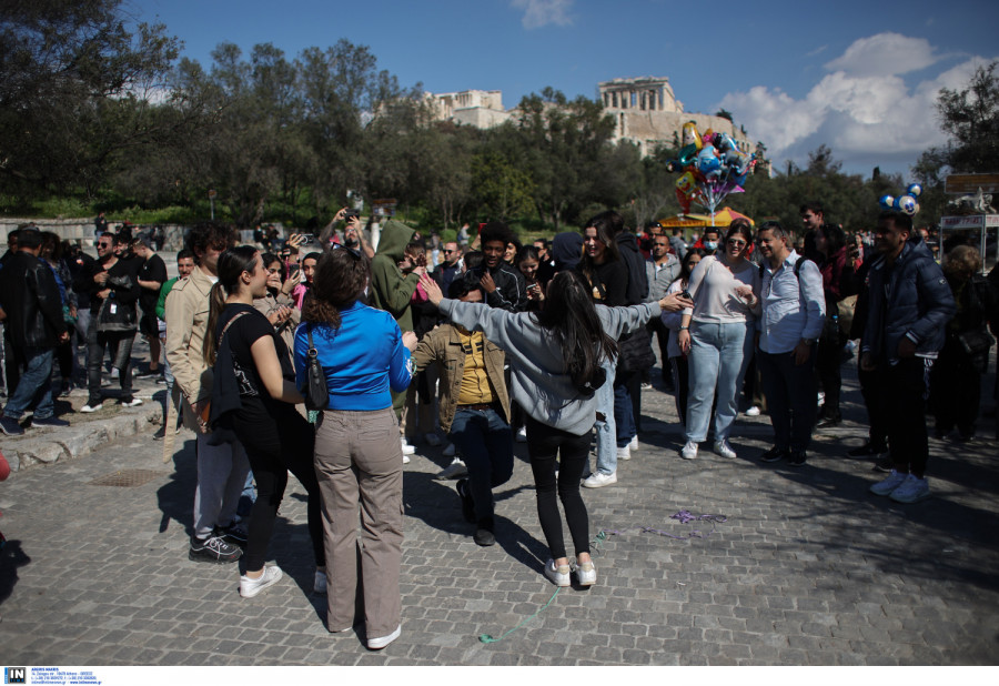 Πάνω από 21.000 τα κρούσματα σήμερα, 54 νεκροί και 365 οι διασωληνωμένοι