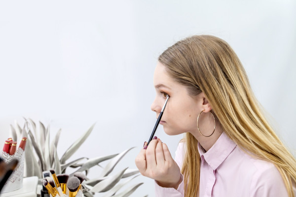 Μακιγιάζ και skincare από το σχολείο: Πότε το παιχνίδι με την εικόνα γίνεται λόγος ανησυχίας