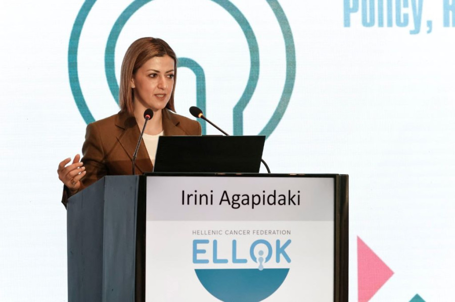 Η Ειρήνη Αγαπηδάκη στο βήμα της εκδήλωσης της ΕΛΛΟΚ