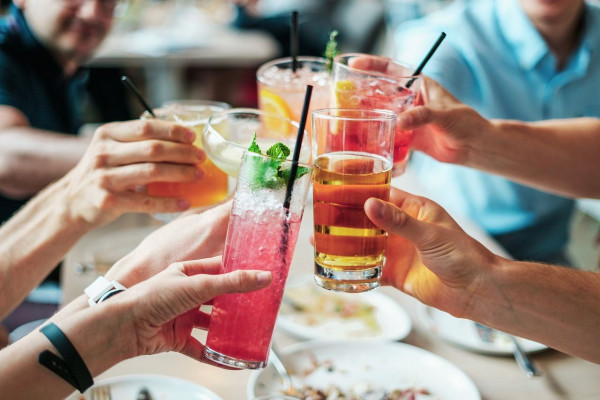 Αλκοόλ και γιορτές: «Ναι» στην απόλαυση, «όχι» στο hangover - Πρακτικές συμβουλές για να μη μας... πιει