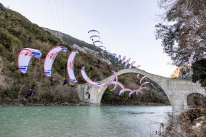 Απίστευτο και ριψοκίνδυνο αεροβατικό trick στο Γεφύρι της Πλάκας, στα Τζουμέρκα