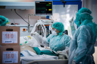 Αυξάνεται η πίεση στο ΕΣΥ: Εκτίναξη των εισαγωγών ασθενών με κορονοϊό στα νοσοκομεία