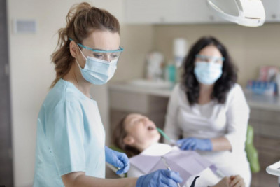 Οδηγίες προς ασθενείς για το σταδιακό άνοιγμα των οδοντιατρείων (vid)