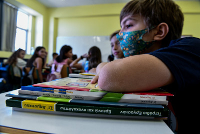 Επιμένουν οι ειδικοί στην επιστροφή της μάσκας στα σχολεία