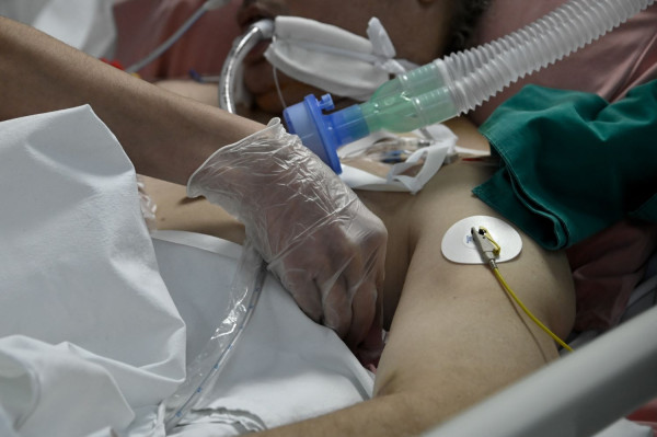 Κορονοϊός: Αύξηση σε νοσηλείες και διασωληνώσεις - Στους 48 οι νεκροί της τελευταίας εβδομάδας