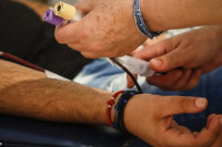 Νοσηλευτικό προσωπικό δίνει εθελοντικά αίμα και εξετάζεται για αντισώματα κατά του SARS-CoV-2