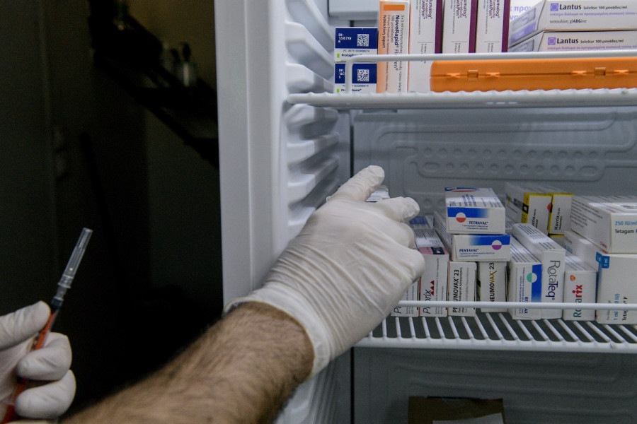 ΦΣΘ: Στα ψυγεία των φαρμακείων 420.000 εμβόλια κατά της γρίπης - Αναμένεται υψηλή ζήτηση φέτος