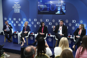 Παπανικολάου στο Φόρουμ των Δελφών: «Όταν απλώνεις ένα φως, αυτό πάει παντού»