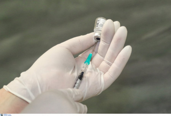 Η Moderna βλέπει το τέλος της πανδημίας και παρασκευάζει νέο εμβόλιο που διαφυλάσσει και από και την Όμικρον