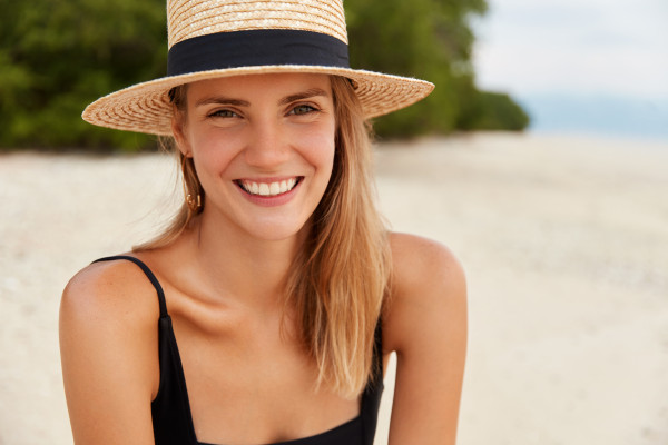 Καθαρά λευκά δόντια στις διακοπές: 10 συμβουλές για ένα «αστραφτερό» χαμόγελό