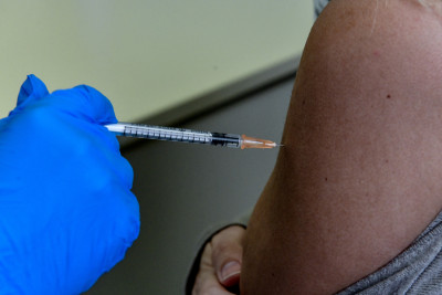 Κορονοϊός: Πνευμονολόγος εξηγεί αν είναι ασφαλές να κάνουμε το ενισχυμενο εμβόλιο μετά από την τέταρτη δόση