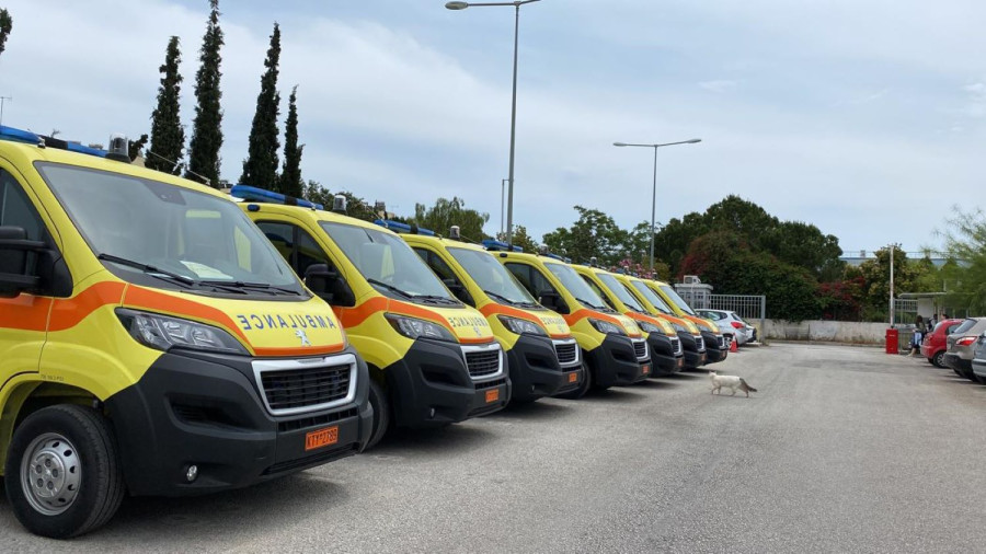 Με επτά νέα ασθενοφόρα εξοπλίζονται τα Κέντρα Υγείας Βορείου και Νοτίου Αιγαίου