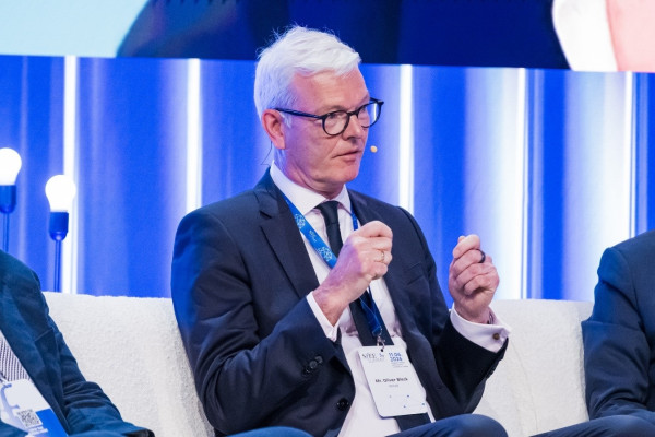 Oliver Bleck: Απαραίτητες η πολιτική βούληση και οι στρατηγικές επενδύσεις για την ενίσχυση της φαρμακευτικής καινοτομίας