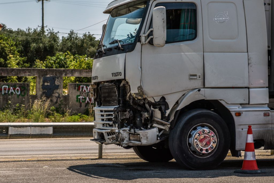 Η νταλίκα η οποία ενεπλάκη στο σοβαρό τροχαίο με τρία ΙΧ στο Άκτιο/INTIME NEWS.