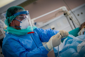 ΕΟΔΥ: Τρεις θάνατοι από γρίπη και Covid-19 - Σε πτώση η θετικότητα