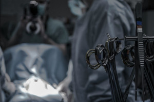 ΕΙΝΑΠ: «Ζεστό χρήμα προς τους κλινικάρχες με τα sms για τα απογευματινά χειρουργεία»