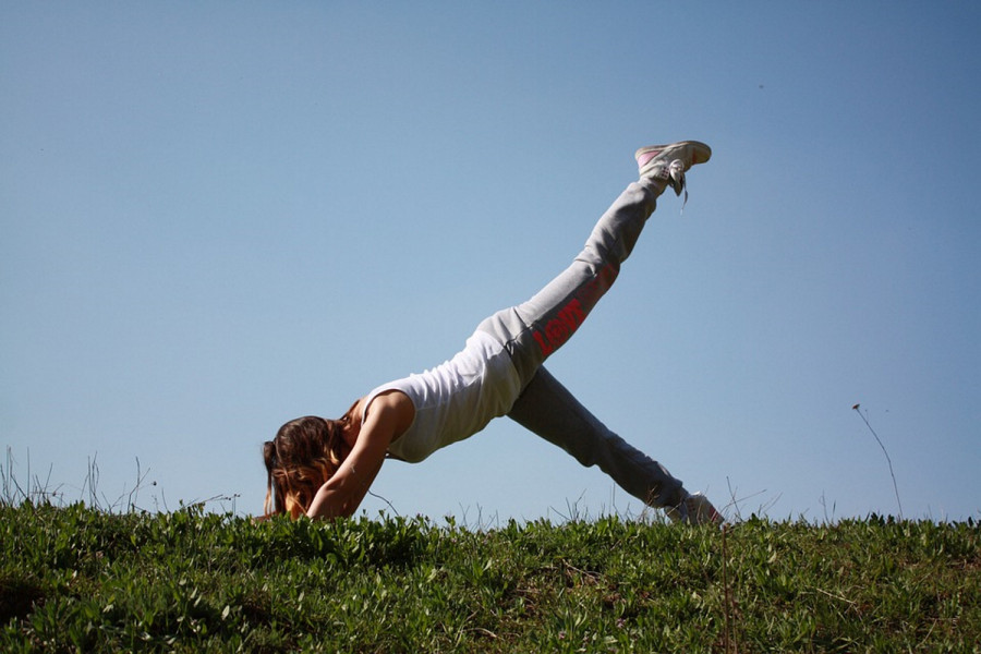 Pilates στην καραντίνα: Έτσι θα κάνετε σφιχτό κορμί στο σπίτι (videos)