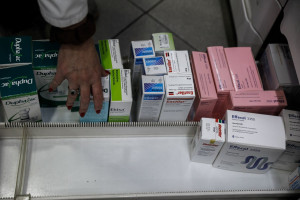 Η φαρμακοβιομηχανία προειδοποιεί για κίνδυνο ελλείψεων από την εφαρμογή οδηγίας για τα αστικά λύματα