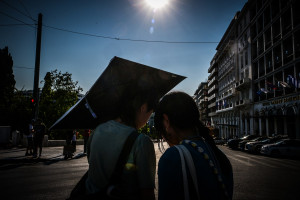 Καύσωνας: Τα βασικά μέτρα προστασίας που προτείνουν οι πνευμονολόγοι