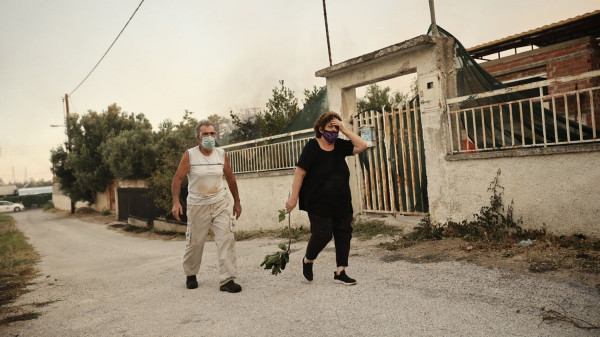 Φωτιά Πεντέλη: Τρεις εγκαυματίες στο Γεννηματάς