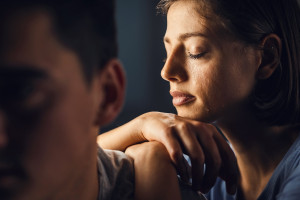 Από τη ζήλια στο gaslighting: 5 σημάδια μιας κακοποιητικής σχέσης