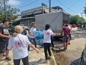 Συνολικά 300.000 μπουκάλια εμφιαλωμένο νερό στους πληγέντες της Θεσσαλίας από τον ΕΕΣ