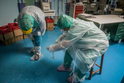 Κορονοϊός: «Ξυπόλυτοι στα αγκάθια» οι εργαζόμενοι στα νοσοκομεία