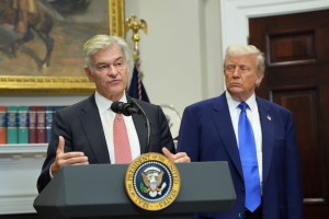 WSJ: Ο Τραμπ κόβει τη χρηματοδότηση σε νοσοκομεία που παρέχουν θεραπείες αλλαγής φύλλου σε παιδιά και εφήβους