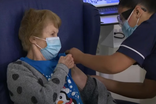Γράφτηκε ιστορία στη Βρετανία: Mία 90χρονη γιαγιά έλαβε πρώτη το εμβόλιο κορονοϊού (vid)