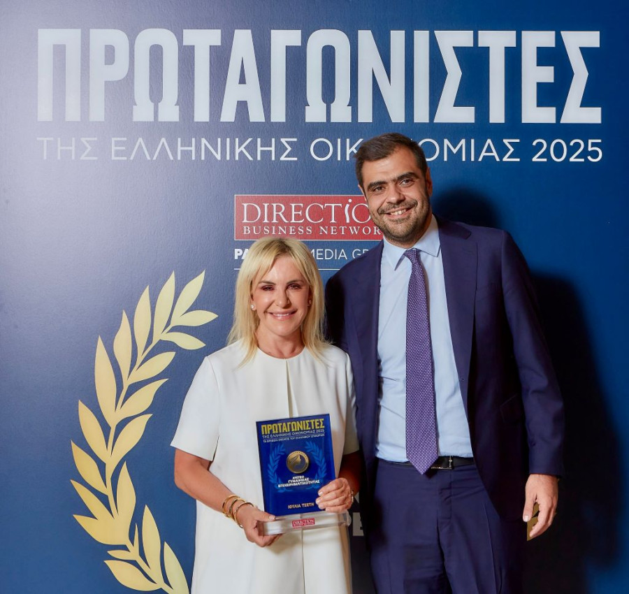 Η Πρόεδρος και CEO του ΟΦΕΤ Ιουλία Τσέτη με τον κυβερνητικό εκπρόσωπο Παύλο Μαρινάκη