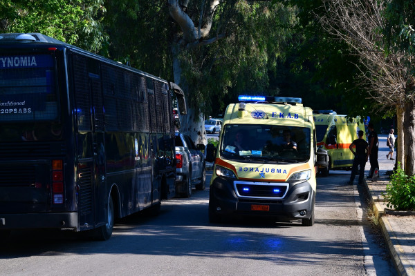 Φωτιά στο Ποικίλο Όρος: Προληπτική εκκένωση στο Ψυχιατρικό Νοσοκομείο στο Δαφνί
