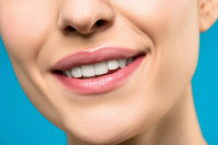 Ανακαλύφτηκε θεραπεία για λευκότερα δόντια χωρίς οδοντόβουρτσα