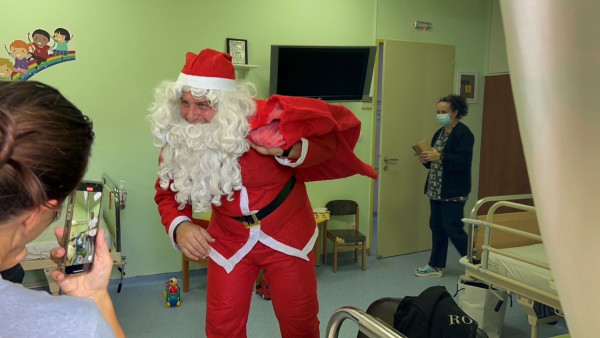 Ηράκλειο: «Ιπτάμενοι» πυροσβέστες μοίρασαν δώρα και χαμόγελα σε μικρούς και μεγάλους ασθενείς στο ΠΑΓΝΗ και στο Βενιζέλειο
